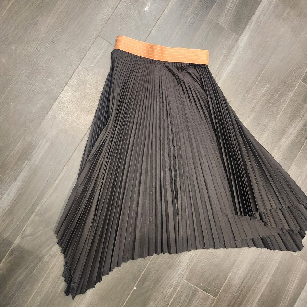 Black pleated skirt